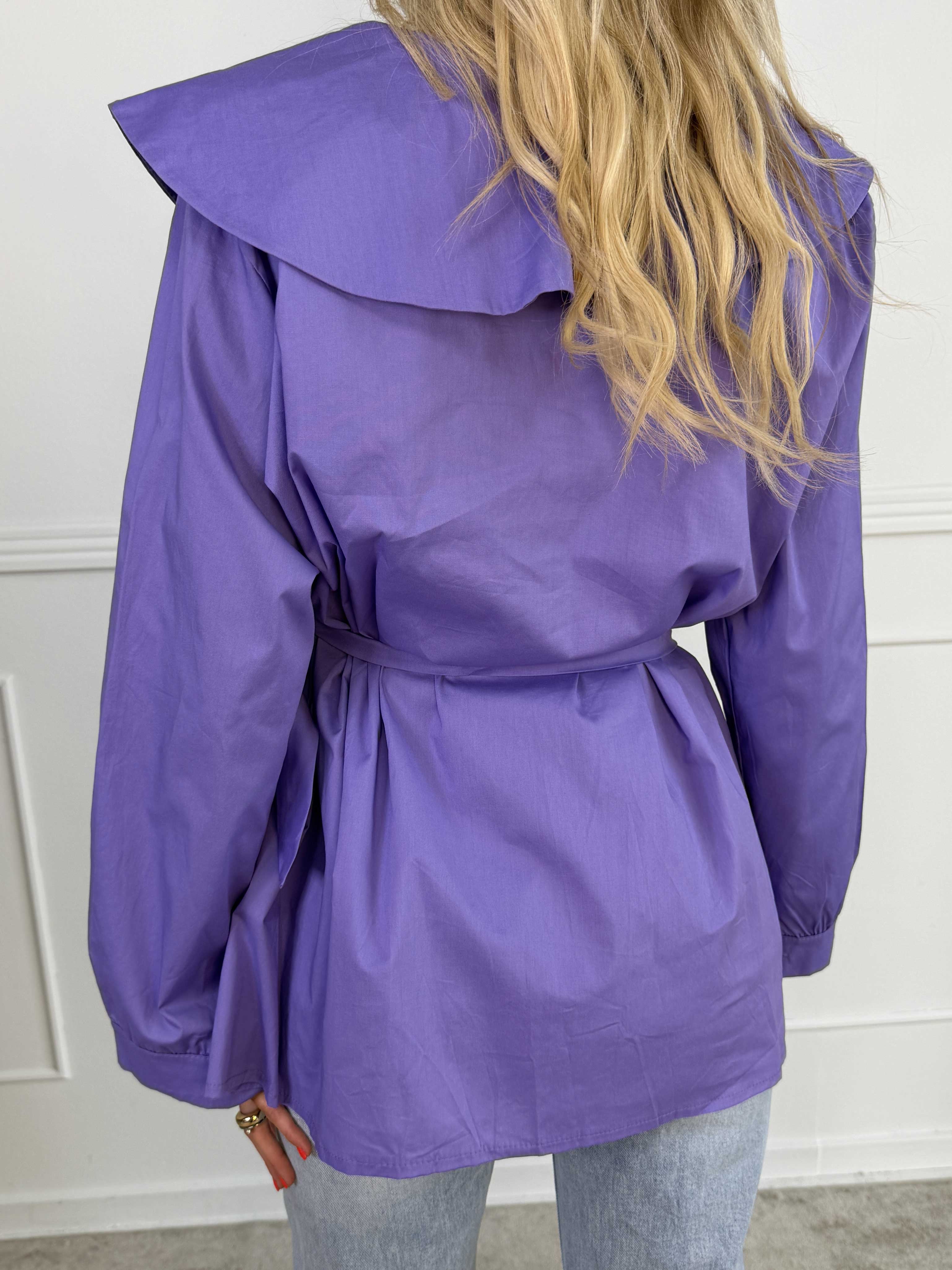 Venezia - Skjorte i bomuld med stor krave og fint bindebånd